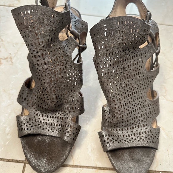 Vince Camuto - Picture 3 of 4